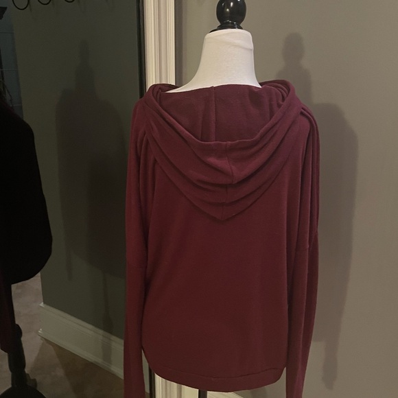 Brandy Melville~Lightweight Top with Hood-One Size~Burgundy - Picture 5 of 9